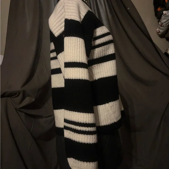Equipment Femme • Soft • 100% Wool • Black and White (off white) Striped Sweater - Picture 15 of 16